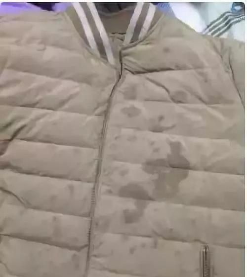 羽绒服上有黄色印记怎么清洗干净了