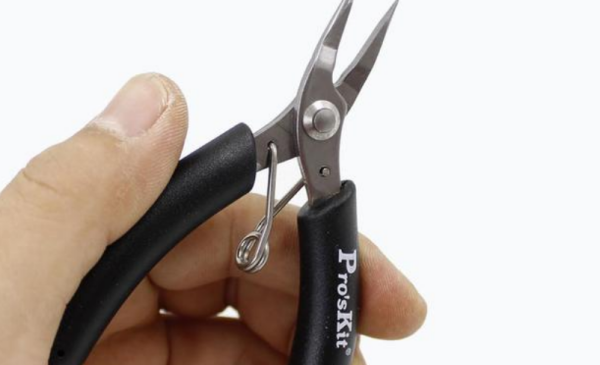 钥匙断了用什么粘,钥匙插在门里断了图1