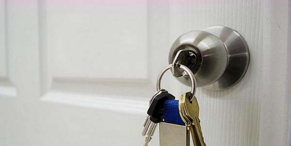 钥匙断了用什么粘,钥匙插在门里断了图10