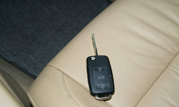 钥匙断了用什么粘,钥匙插在门里断了图7