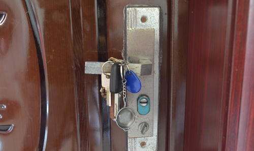 钥匙断了用什么粘,钥匙插在门里断了图8