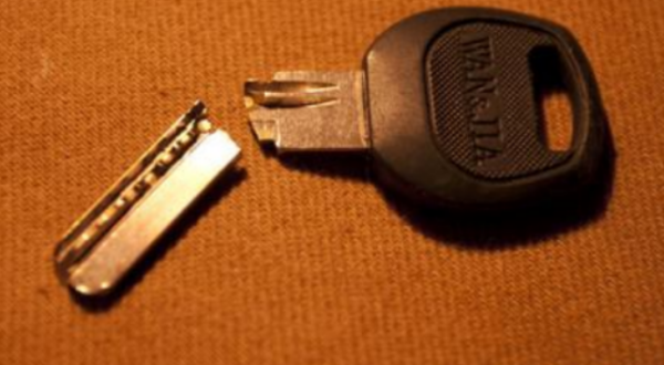 钥匙断了用什么粘,钥匙插在门里断了图5