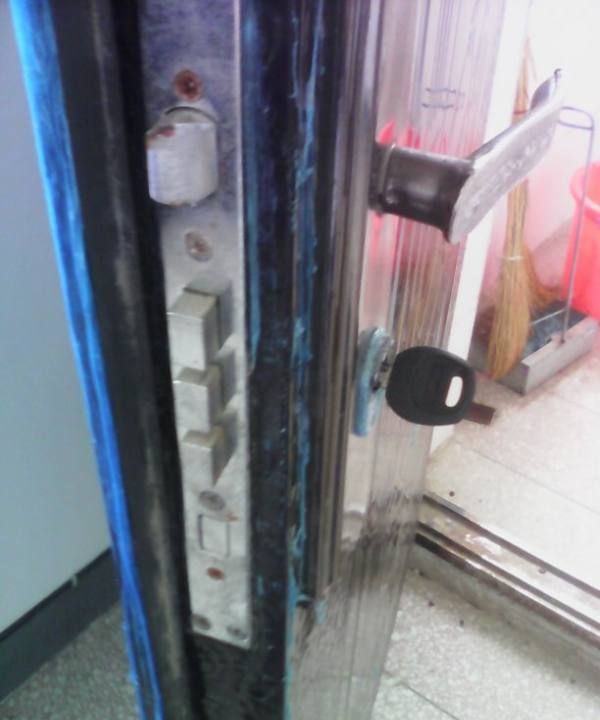 钥匙断了用什么粘,钥匙插在门里断了图9