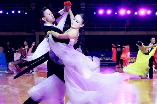 男女常在一起跳舞会产生感情吗 男女互相关心是什么意思