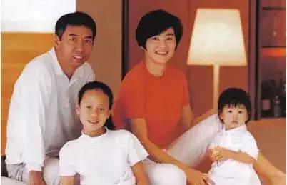 娱乐圈没生子女的女明星有多少个（盘点娱乐圈拼命生子的高龄女星）(8)