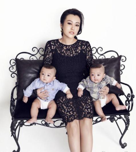 她是邓超的前女友，结婚遇渣男，后遇到刘烨生双胞胎，今很幸福