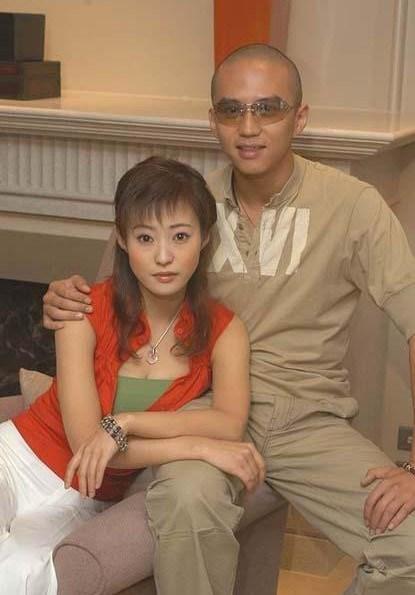 她是邓超的前女友，结婚遇渣男，后遇到刘烨生双胞胎，今很幸福