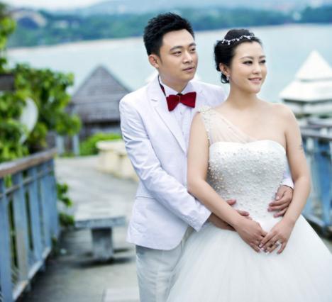 她是邓超的前女友，结婚遇渣男，后遇到刘烨生双胞胎，今很幸福