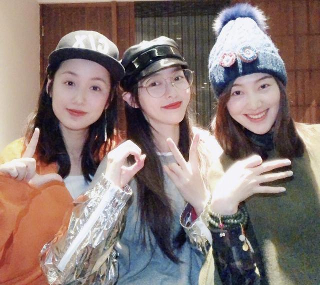 唐嫣与于济玮穆乐恩吃火锅，为身材只陪不吃，如此自律难怪身材好