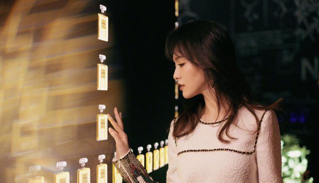 唐嫣与于济玮穆乐恩吃火锅，为身材只陪不吃，如此自律难怪身材好