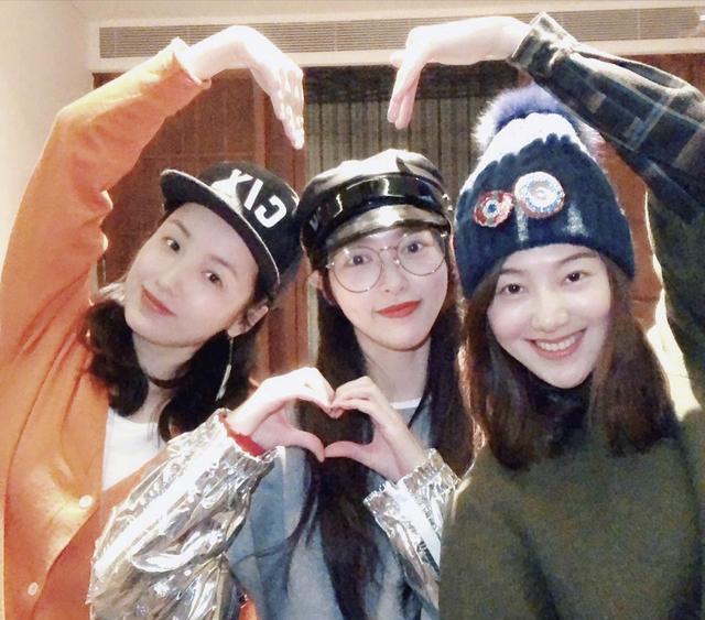 唐嫣与于济玮穆乐恩吃火锅，为身材只陪不吃，如此自律难怪身材好