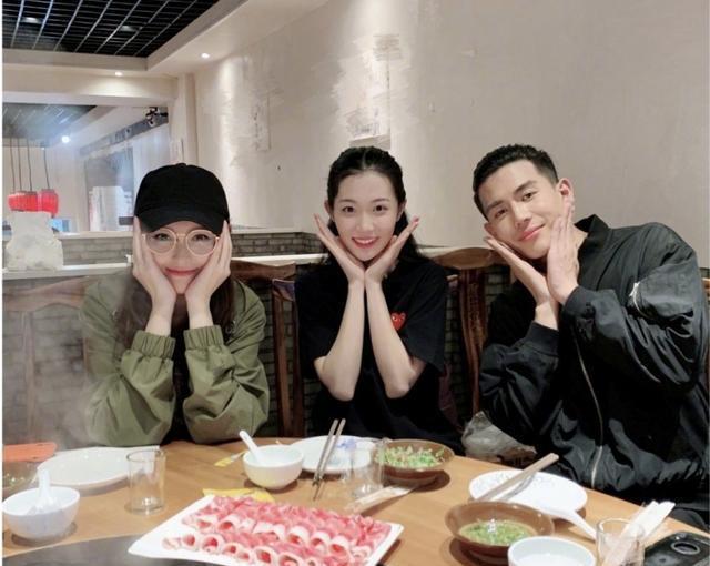 唐嫣与于济玮穆乐恩吃火锅，为身材只陪不吃，如此自律难怪身材好
