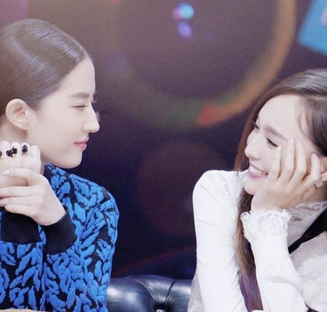 唐嫣与于济玮穆乐恩吃火锅，为身材只陪不吃，如此自律难怪身材好