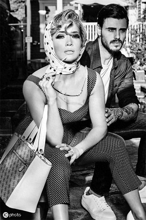 51岁珍妮佛大片超吸睛，19亿的名品身材超厉害，和20年前一模一样