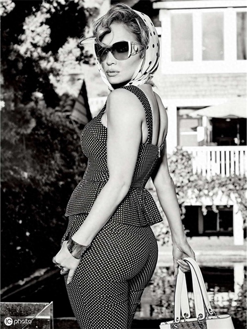 51岁珍妮佛大片超吸睛，19亿的名品身材超厉害，和20年前一模一样