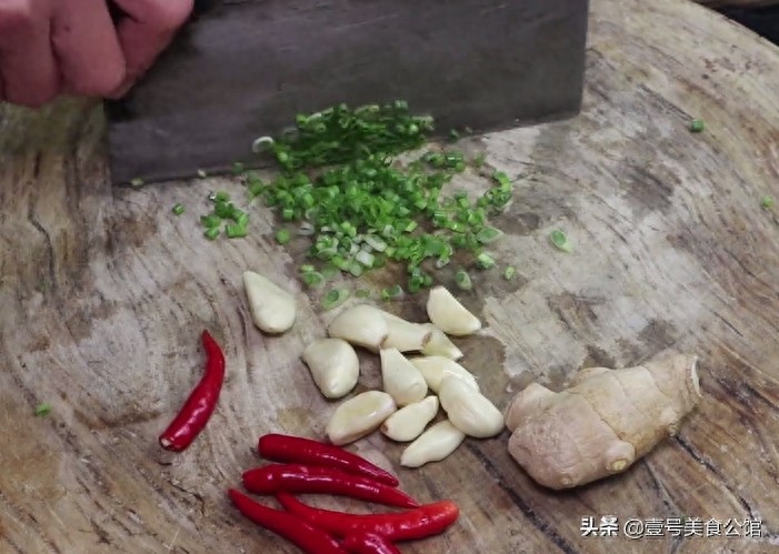 在家教你做好吃的麻辣烫，鲜辣味美，食材丰富，不错的家常美食