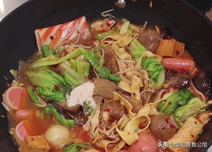 在家教你做好吃的麻辣烫，鲜辣味美，食材丰富，不错的家常美食