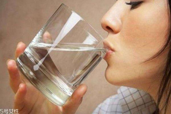 晚上睡觉前为什么要少喝水呢 晚上睡觉前喝水的危害有什么