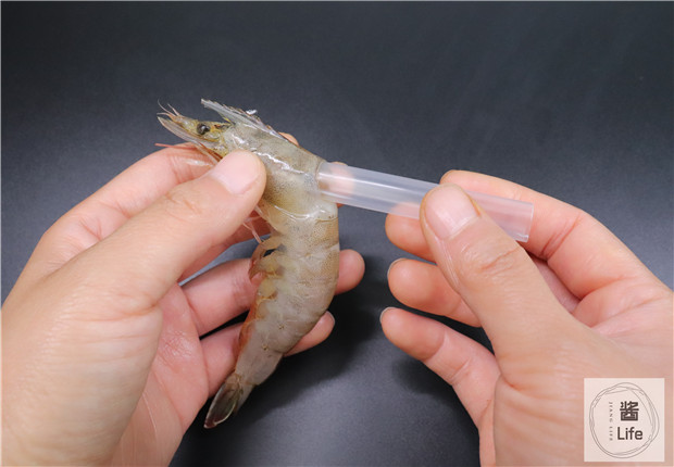 怎么挑虾线方便又快捷(挑虾线的正确做法)