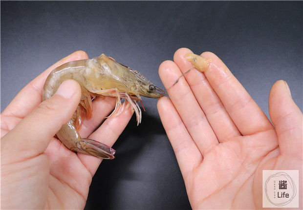 怎么挑虾线方便又快捷(挑虾线的正确做法)