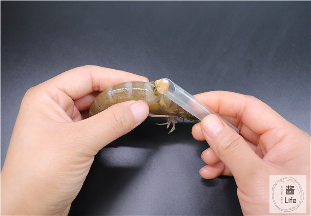 怎么挑虾线方便又快捷(挑虾线的正确做法)