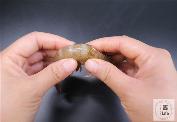 怎么挑虾线方便又快捷(挑虾线的正确做法)