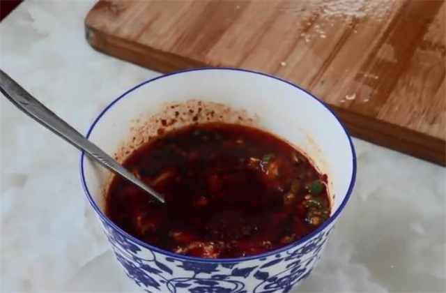 凉粉怎么做好吃（清凉透爽的凉粉家常做法）