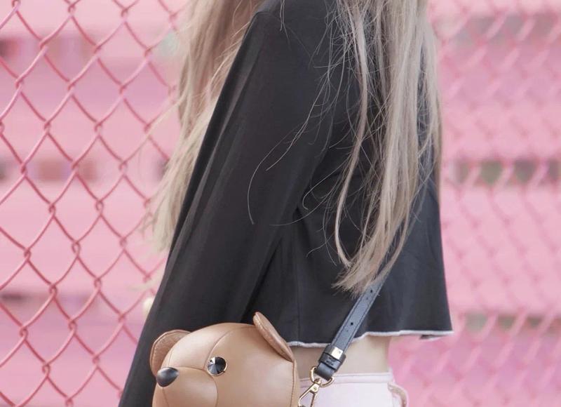 8旬老太住弟窝，跪求8个女儿给她养老，女儿：谁叫你不生儿子